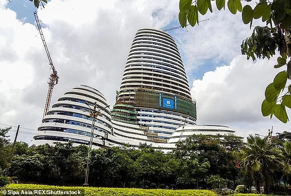 4. И хотя архитекторы утверждают, что здание строилось так, чтобы напоминать рисовые поля…