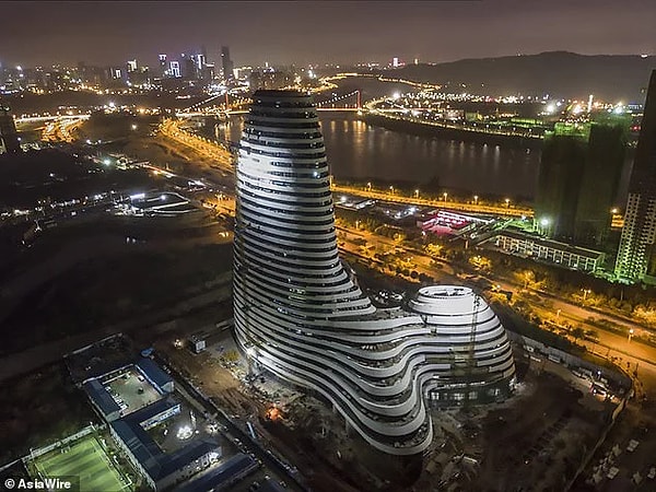 2. Местные жители (да и не только они) считают, что небоскреб подозрительно напоминает мужской половой орган.