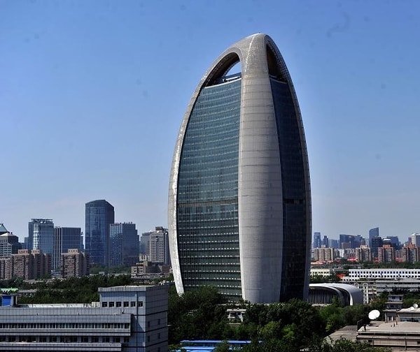 7. Здание достроили в 2015 году, и 33-этажная башня приняла наконец благопристойный вид: