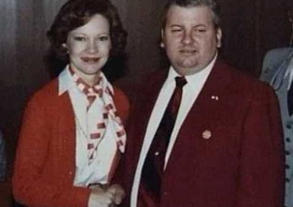 8. «Клоун-убийца» Джон Уэйн Гейси жмет руку бывшей первой леди США Розалин Картер