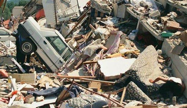 14. Binlerce canımızı yitirdiğimiz 17 Ağustos 1999 depreminin can yakan görüntüleri