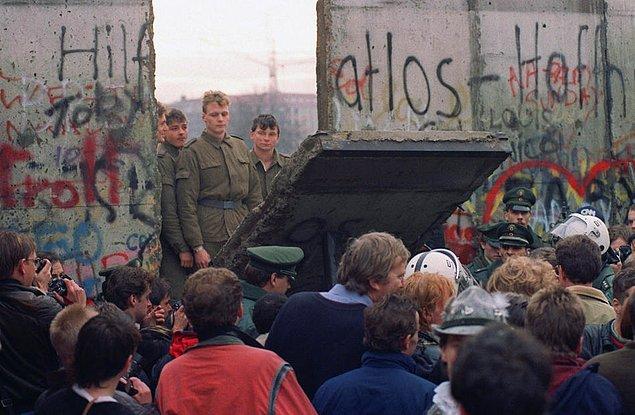 3. Dünya tarihinin yeniden şekillenmesine sebep olan Berlin Duvarının yıkılma anı