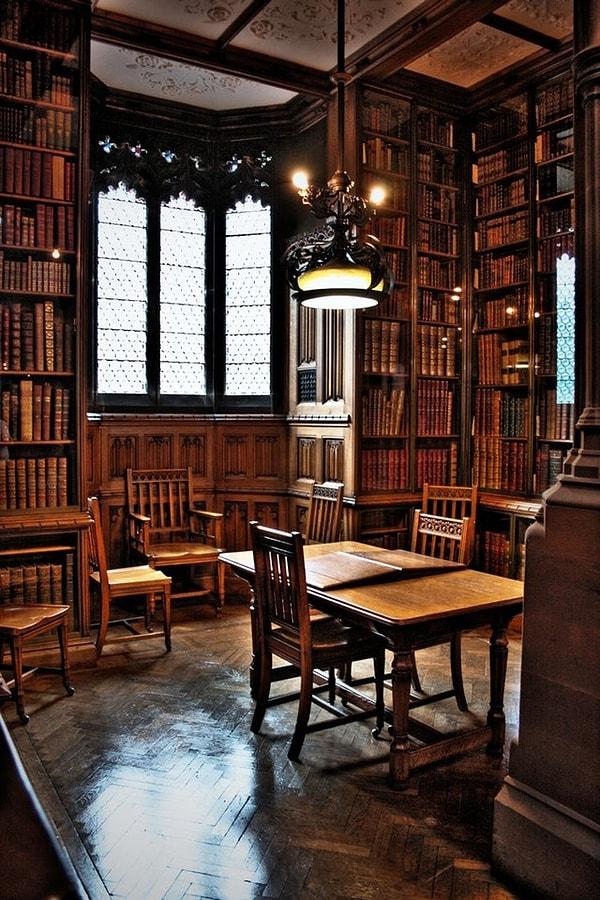 29. Manchester, İngiltere'de bulunan John Rylands Kütüphanesi'nin okuma odası 😍