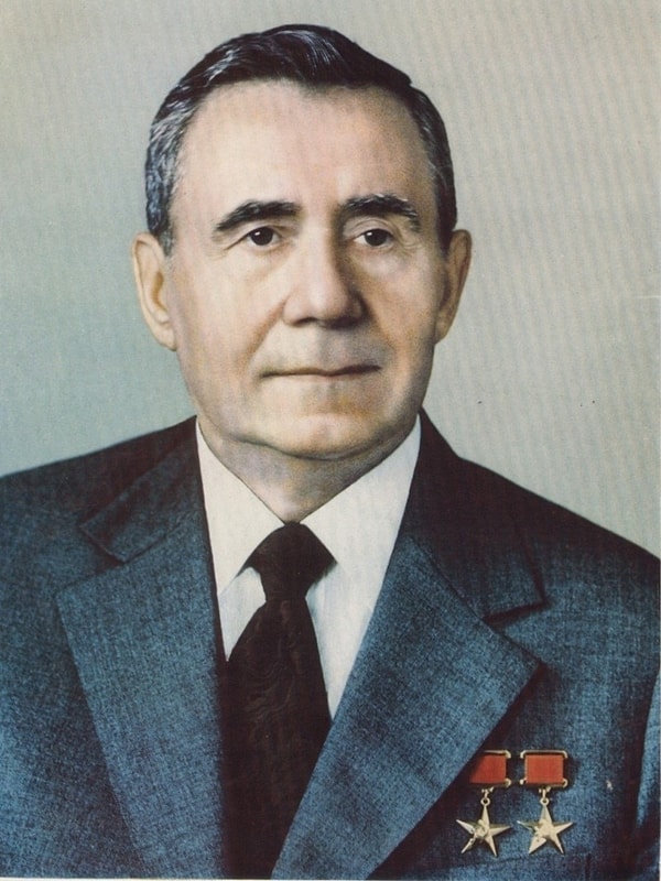 2. Как звали мужчину на фото?