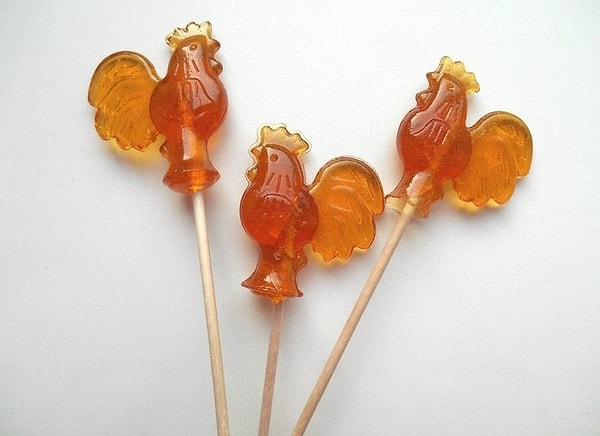 5. Какой "Чупа-чупс"? Вы о чем? "Петушки" - вот настоящие лакомства. Причем делали их дома. А если не было формочек, их заменяли ложки.