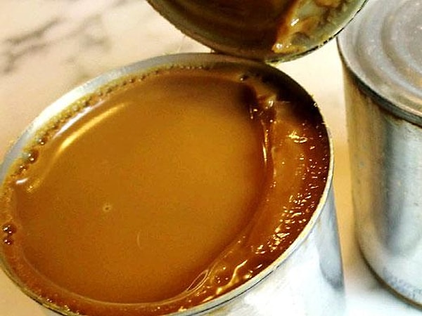 9. Вареная сгущенка на торговых прилавках появилась сравнительно недавно, а в советские времена получали ее в домашних условиях. Надо сказать, процесс этот был опасным: чуть зазевался - и отмыть стены и потолки от взорвавшейся банки было делом сложным.