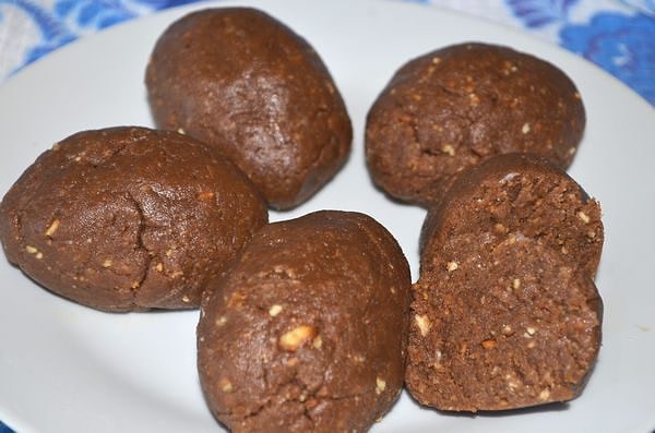 15. Это тоже "Картошка", но уже сладкая. Так называется пирожное, приготовленное из остатков печений с добавлением масла, сгущенки, сахара и других ингредиентов.