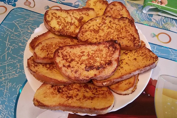 18. А если хлеб вдруг зачерствел, то и тут советские хозяйки не выбрасывали его: окунали ломтики во взбитые яйца и жарили на сковородке. Как же забыть вкус этих восхитительно вкусных гренок?!