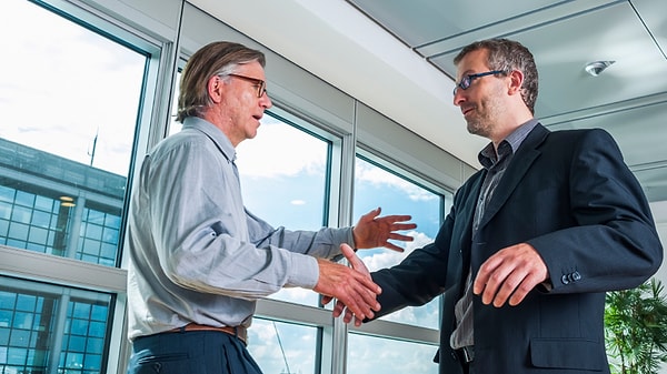 2. Было ли у тебя когда-нибудь такое, что ты думал, что человек хочет тебя обнять, а он хотел просто пожать руку...?