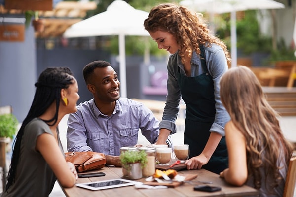 11. Ты когда-нибудь говорил официанту: "И вам", когда тот желал приятного аппетита? 😂