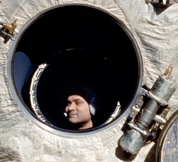 12. Rus kozmonot Valeri Polyakov, insanlık tarihinin en uzun süreli uzayda kalma rekorunun sahibidir.