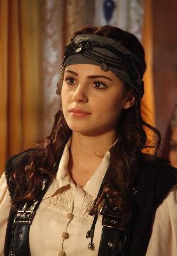 6. Эзги Эйюбоглу - 30 лет