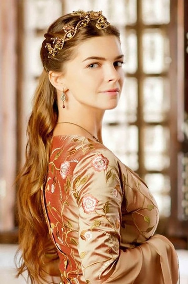 9. Пелин Карахан - 33 года