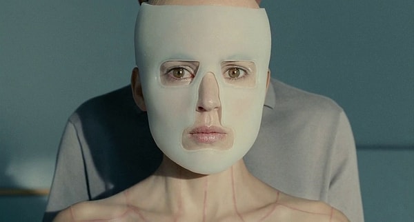 5. "Кожа, в которой я живу" (2011)