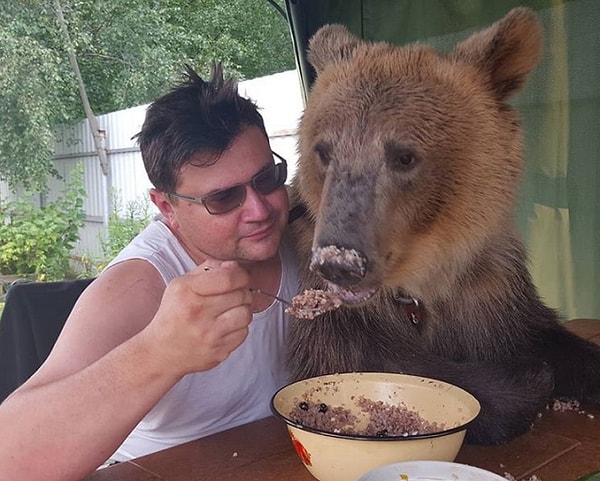 9. Посмотрите, с каким аппетитом Степан уплетает кашу 😄