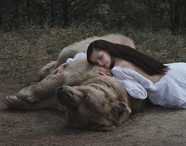 10. А ещё мишка - герой многочисленных профессиональных фотосессий. Его не боятся даже хрупкие девушки...