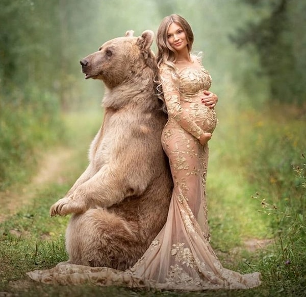 12. Даже беременяшки используют мишку для своих фото...