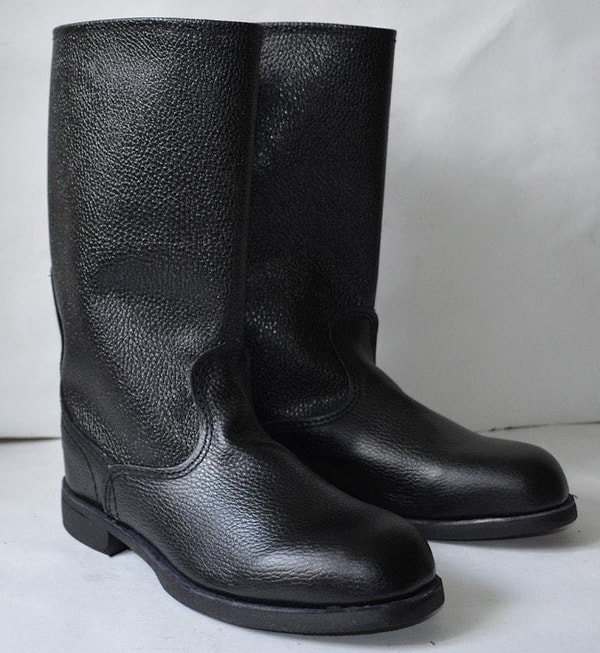 1. Почему кирзовые сапоги так называются?