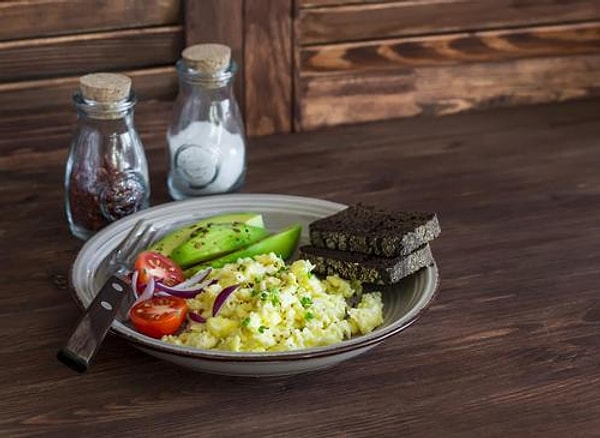 2. Яичница-болтунья с томатами черри и ломтиками авокадо