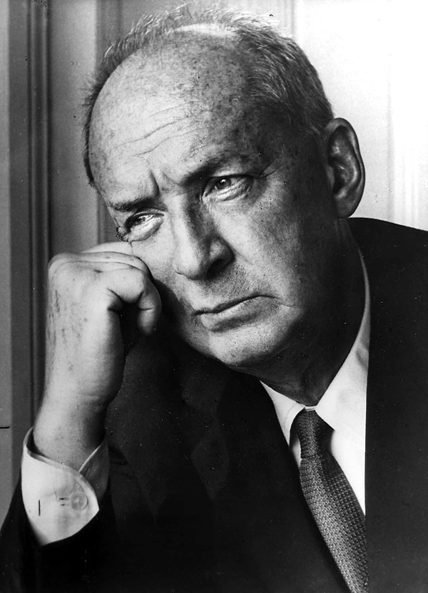 4. "Он был из породы тех людей, которые спрашивают, как вы живёте, только для того, чтобы обстоятельно рассказать, как они сами живут"