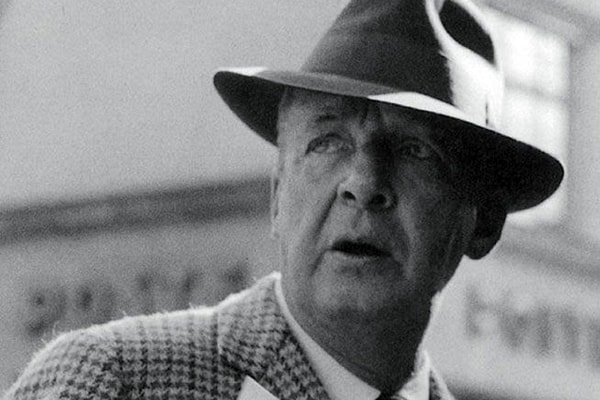 7. "Человека лишнего, человека, широкой спокойной спиной мешающего нам протиснуться к вокзальной кассе или к прилавку в колбасной, мы ненавидим куда сильнее, чем откровенного врага, откровенно напакостившего нам"