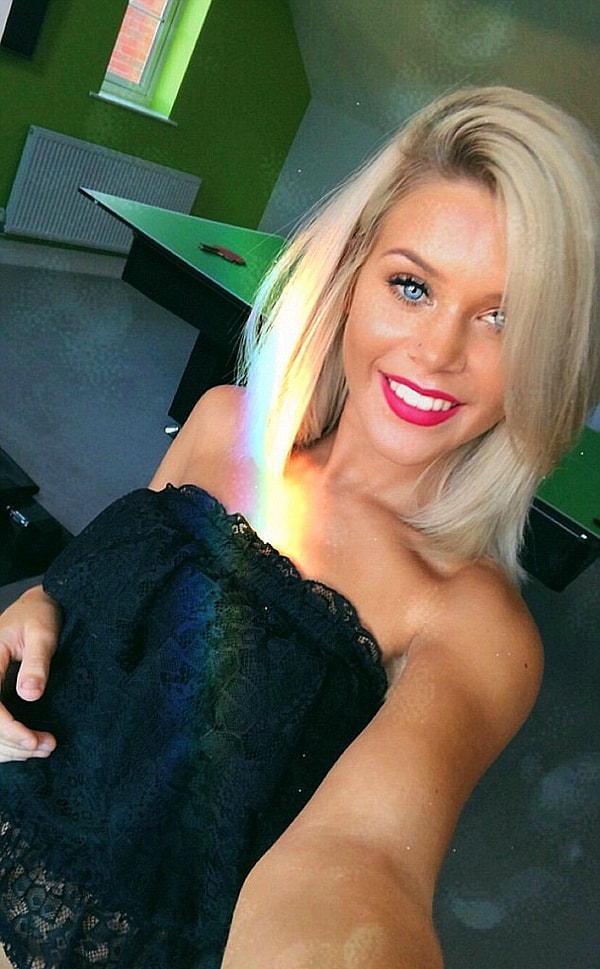 Теперь девушка не стесняется улыбаться. Она смело делится своими фотографиями.