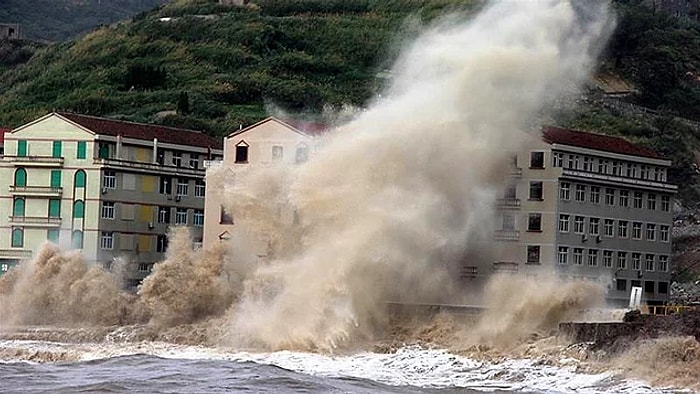 Meteoroloji'den Pazar Günü İçin 'Tropik Fırtına' Uyarısı: 'Sel, Su Baskını, Hortum Görülebilir'