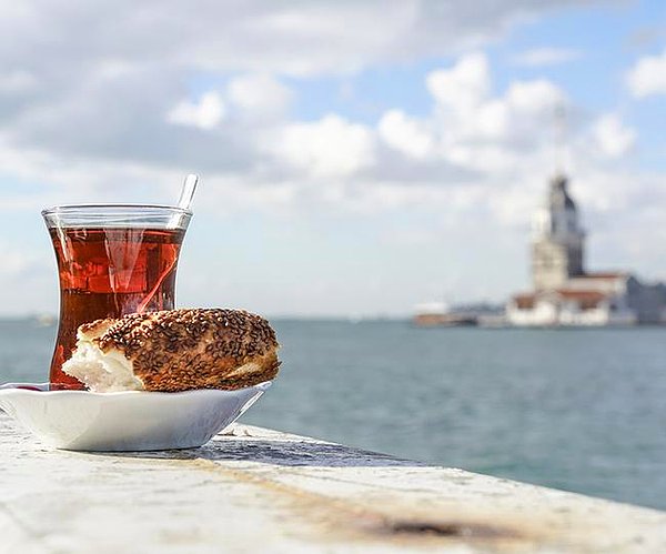 4. Çayla simit. Belki voleybol şampiyonası istiyoruz ama çayla simit olmazsa o tanıtım eksik kalır. Simitle çayı yakın plana al, arkayı da flulaştır, mis gibi imaj.