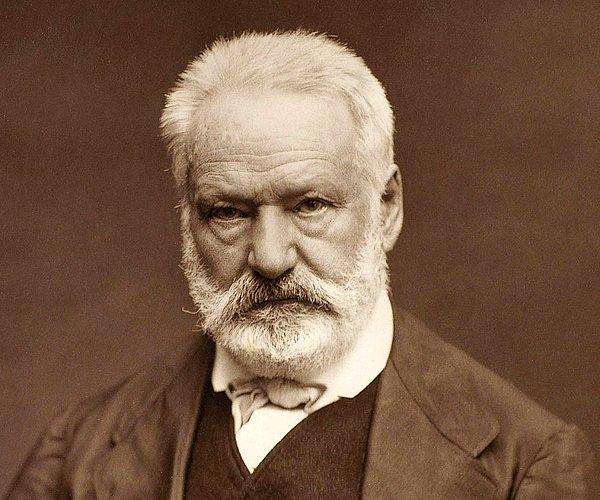 4. Victor Hugo, kendi evinin duvarına işerken, bir başkası tarafından "Aşağılık ihtiyar ne yaptığını sanıyorsun? Orası Victor Hugo'nun bahçe duvarı." denilerek uyarılmıştır.