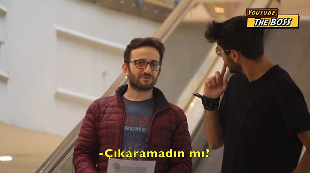 Yürüyen Merdivendeki İnsanlara Bakarken Kitlenip Kalan Şakacılar