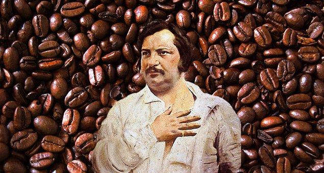 8. Günde yaklaşık 50 fincan kahve içtiği söylenen Balzac, kahve yapacak birisi olmadığında kahve çekirdeklerini çiğnerdi.