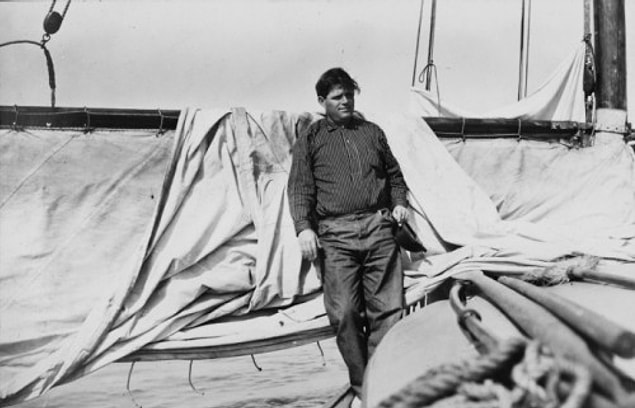11. Jack London beş yaşında içkiye başladı. O kadar çok içiyordu ki, bu yüzden başına sayısız kaza geldi. Bir seferinde Oakland Rıhtımı’nda tökezleyerek denize düştü ve kendini San Francisco Körfezi’nde buldu.