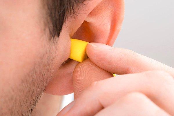 8. Kulak tıkacı seni dış dünyadan uzaklaştırabilir.