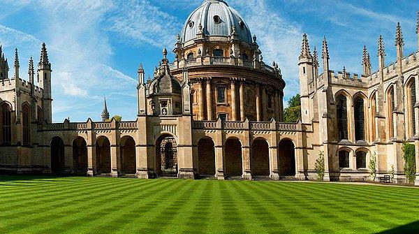 Times Higher Education'ın listesinde dünyanın en başarılı üniversitesi olan Oxford Üniversitesi, 1,4 milyar pound yani 1.8 milyar dolar bütçeye sahip.