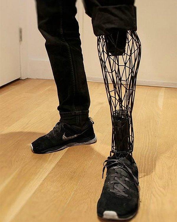 18. 3D yazıcıda basılmış bir protez bacak.