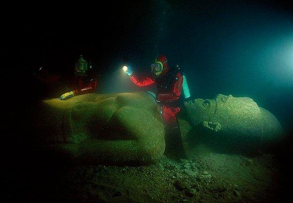 21. 5.4 metre boyundaki batan bir heykel, suyun yüzeyine çıkarılmadan önce.
