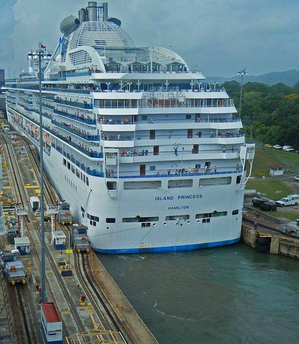 23. Panama Kanalı'nda bir yolcu gemisi.