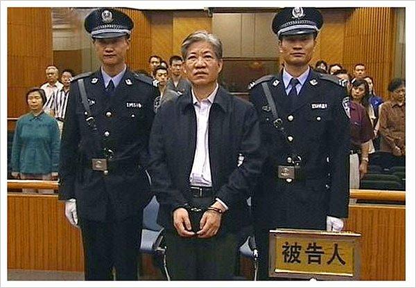 12. Çin 2007 yılında Gıda ve İlaç dairesinin başındaki yetkiliyi rüşvet alıp hazır olmayan ilaçları onaylaması gerekçesiyle idam etti.