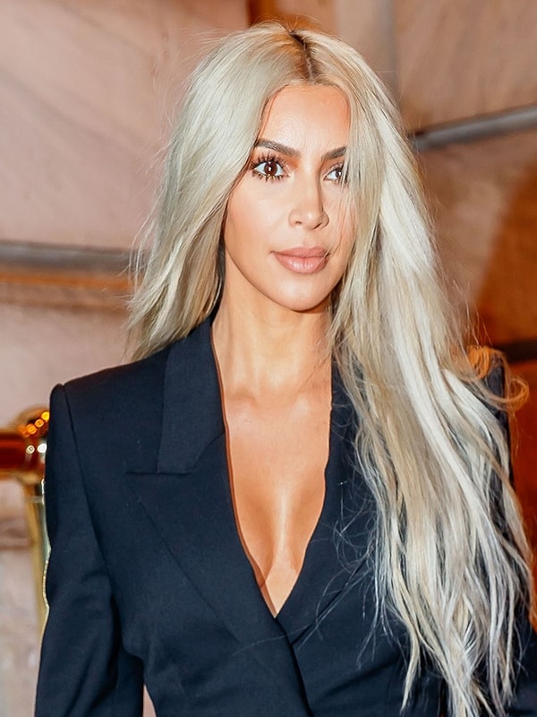 1. Ким Кардашян перекрасилась в платиновый блонд