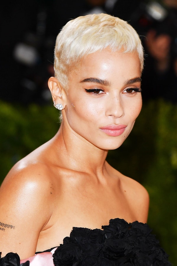 5. Зои Кравитц тоже стала одной из звездных блондинок, решившихся на короткую стрижку