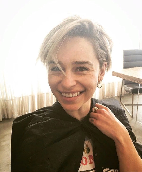 Но теперь она удивила всех еще больше, сделав стрижку пикси и подписав ее: «Думаю о том времени, когда Гвинет и Брэд носили одинаковые стрижки».