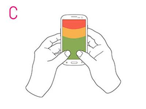 3. Держите телефон двумя руками, для набора используете два больших пальца: