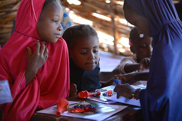 Afrika’daki çocuklar kalem ve kağıdı çok fazla tanımıyor.