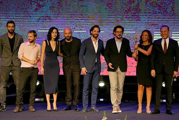 Festivalde "En İyi Yönetmen" ödülünü alan Tolga Karaçelik'in yönettiği "Kelebekler" filmi, aynı zamanda "En İyi Senaryo" ve "Adana İzleyici" ödülünün de sahibi oldu.