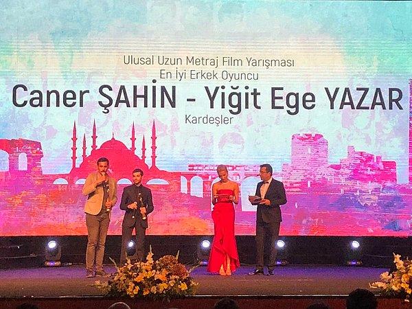 Gecede "En İyi Erkek Oyuncu" ödülü, Ömür Atay'ın yönettiği "Kardeşler" filmi oyuncuları Caner Şahin ve Ege Yiğit Yazar arasında paylaştırıldı.