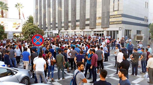 Olay sonrası bir araya gelen 500-600 kişilik grup “Şanlıurfa’da Suriyelileri İstemiyoruz” sloganları atarak tepki gösterdi.