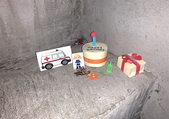 Как сотрудник скрасил скучные рабочие будни: с тараканом, умершим на лестничной клетке офиса, был разыгран целый мини-сериал