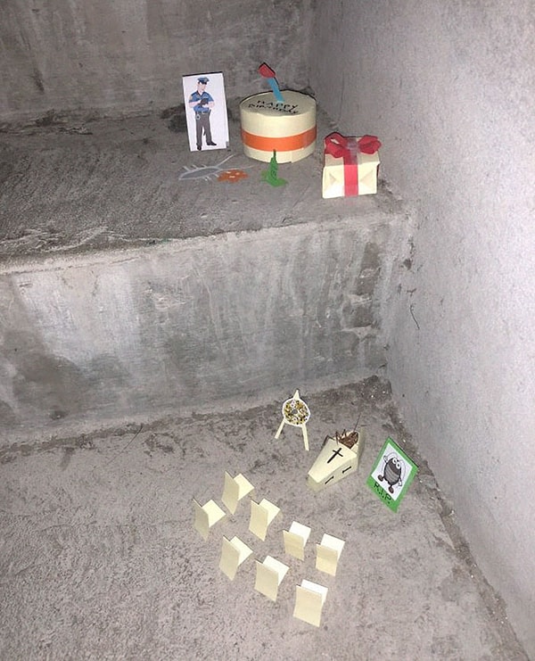 (одной лестничной ступенькой ниже)