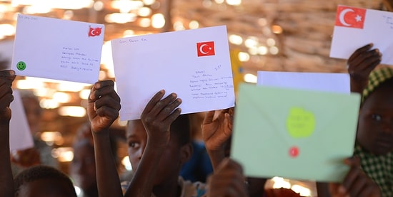 Türkiye'den Çocukların Yazdığı Mektupların Afrikalı Çocuklara Ulaştırıldığı 'Askıda Mektup Var' Projesi