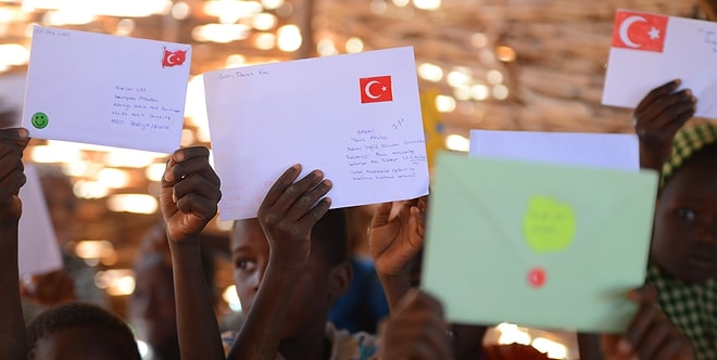 Türkiye'den Çocukların Yazdığı Mektupların Afrikalı Çocuklara Ulaştırıldığı 'Askıda Mektup Var' Projesi